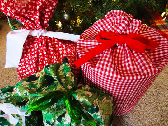 DIY Fabric Gift Bags instead of Wrapping Paper - Sewingmachinesplus.com