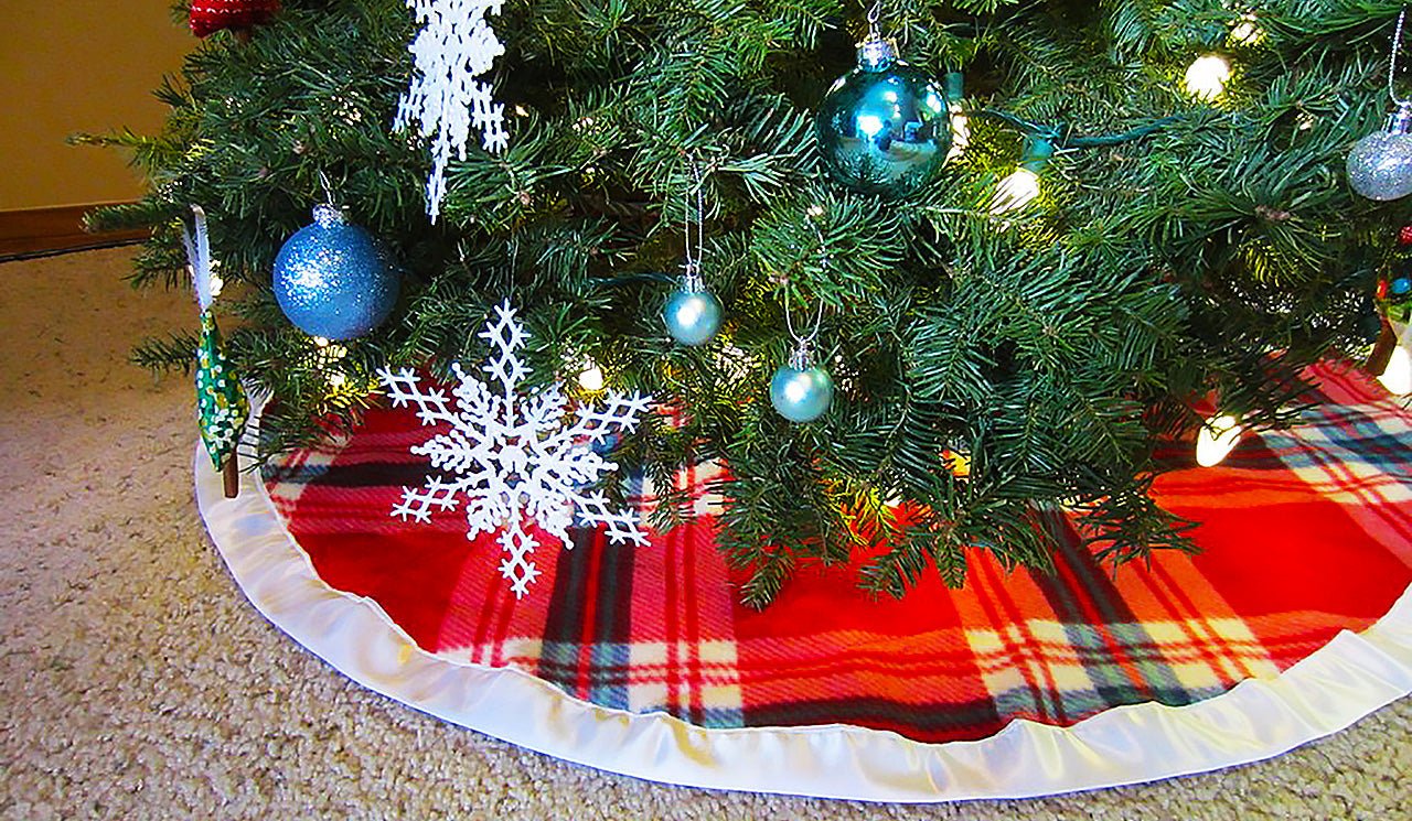 DIY Plaid Christmas Tree Skirt with Satin Binding - Sewingmachinesplus.com