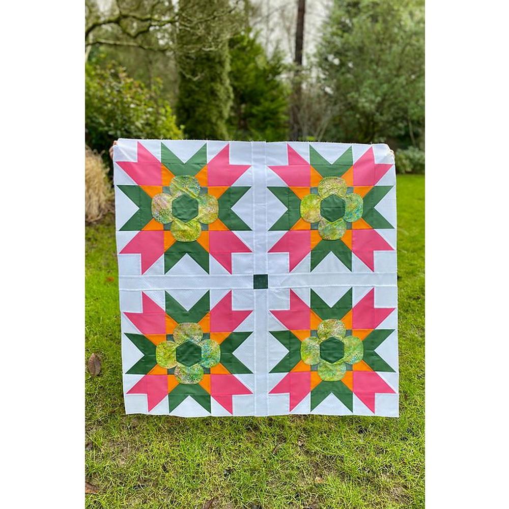 Seams Sew Me Quilt Pattern - Friendship Blooms - Sewingmachinesplus.com