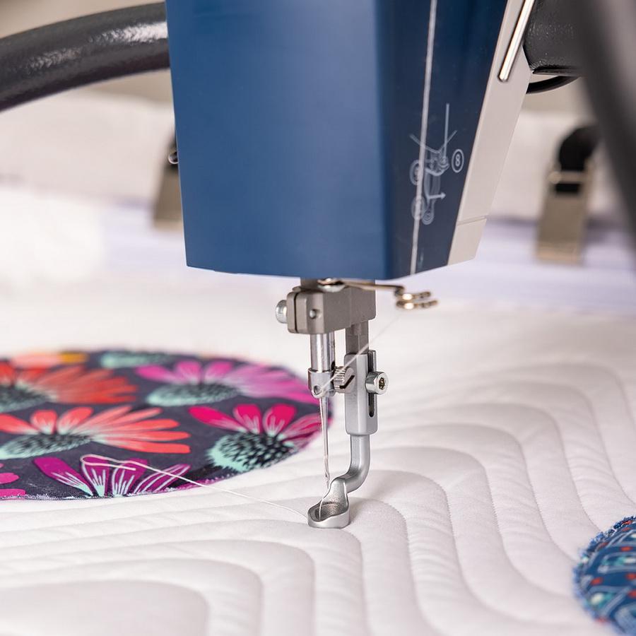 Grace Qnique 19X - 19" Longarm with Included Cutie Breeze