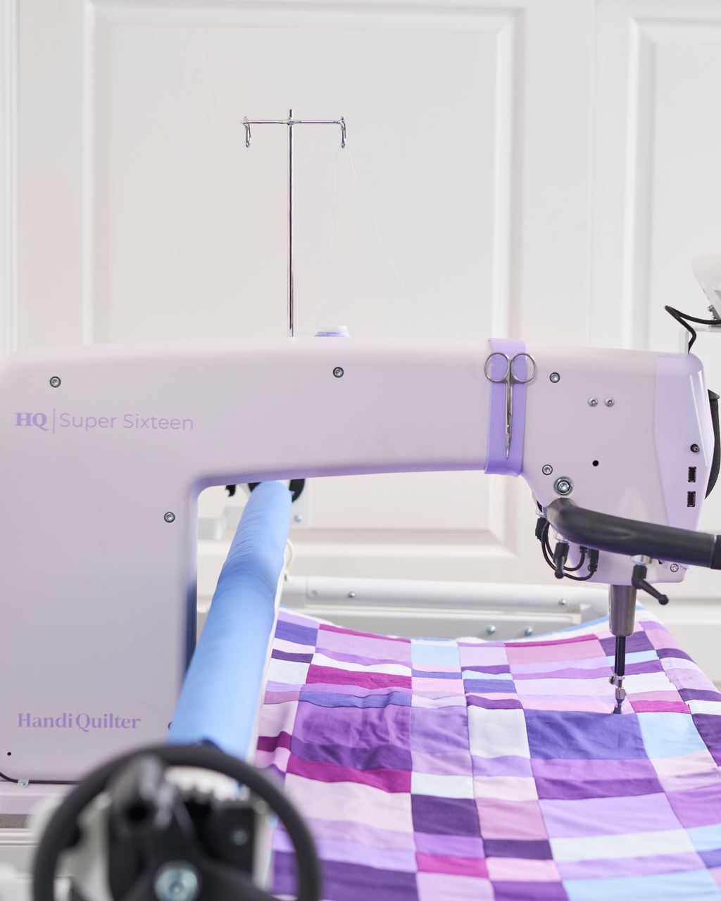 Handi Quilter Super Sixteen Longarm Quilting Machine with Little Foot 5' Frame
