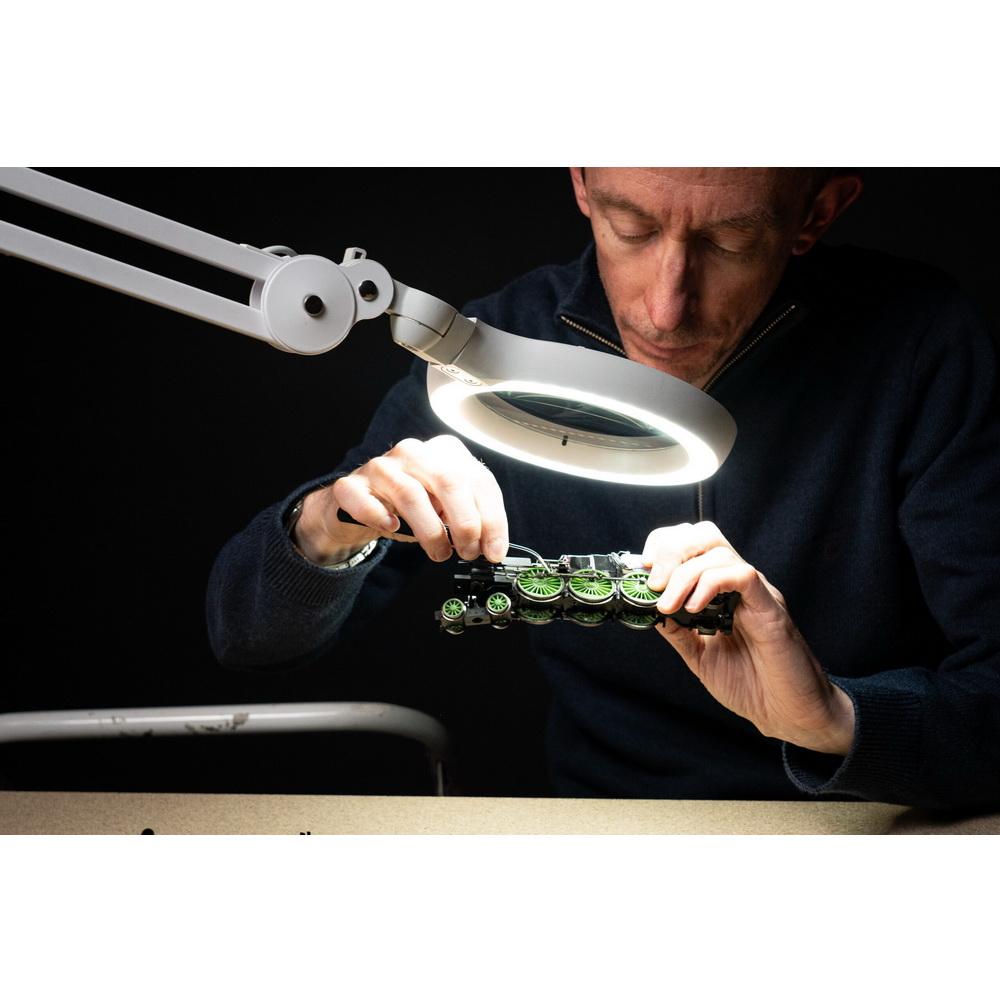 Daylight Omega 5 Magnifying Light - Sewingmachinesplus.com