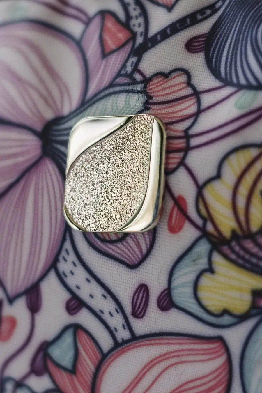 Bluefig Quilter Deluxe thread carrier; silver textured metal case