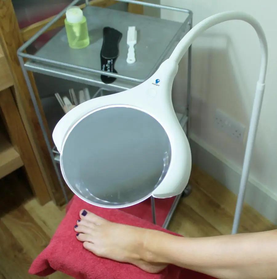 Daylight MAGnificent Floor and Table LED Magnifying Lamp (U25050)