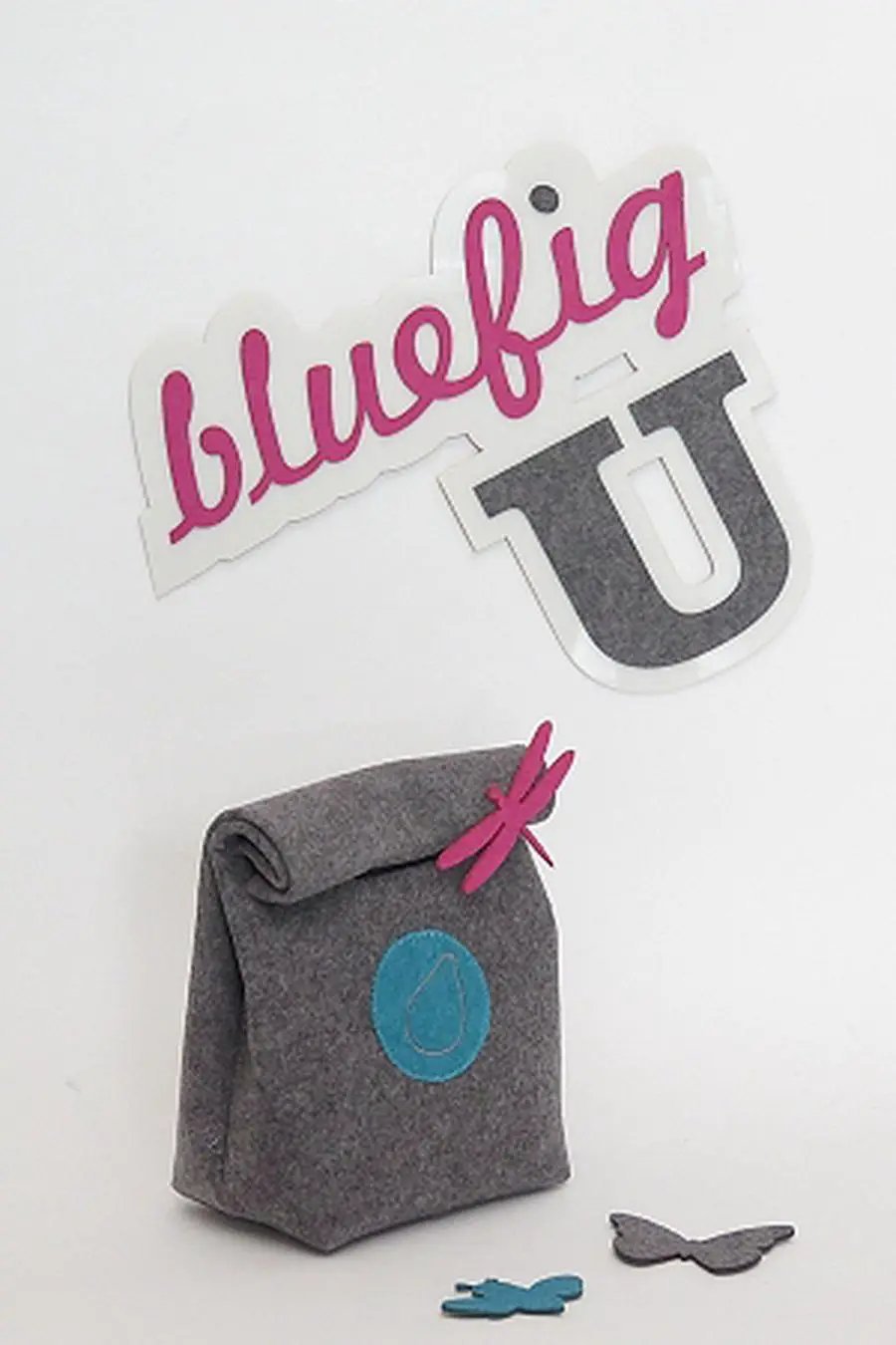 Bluefig fabric kit Lil Snacker Class 100 pouch in gray felt with blue circular patch and pink tie