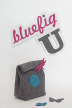 Bluefig fabric kit Lil Snacker Class 100 pouch in gray felt with blue circular patch and pink tie