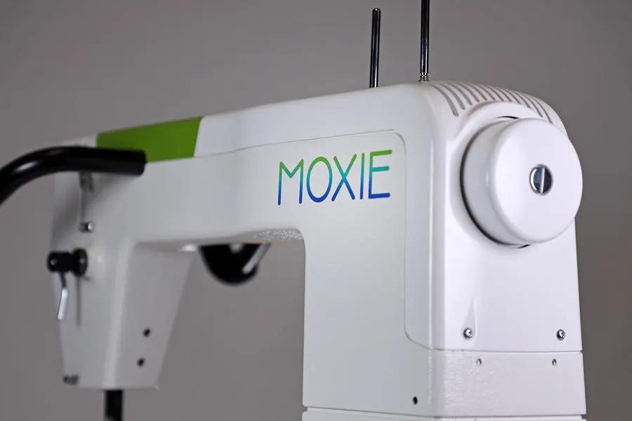 Handi Quilter Moxie 15 Inch Longarm Quilting Machine With Little Foot Frame (DEMO MODEL ONLY) - Sewingmachinesplus.com