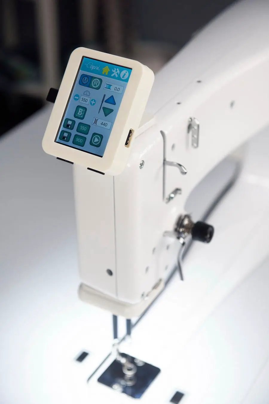Handi Quilter Capri 18 with HQ InSight Stitch Regulation Table (DEMO MODEL) - Sewingmachinesplus.com
