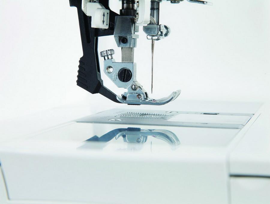 Singer C240 Featherweight Sewing Machine with Integrated Even Feed System