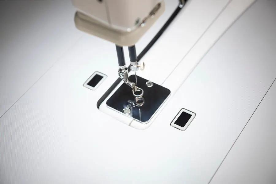 Handi Quilter Capri 18 with HQ InSight Stitch Regulation Table (DEMO MODEL) - Sewingmachinesplus.com