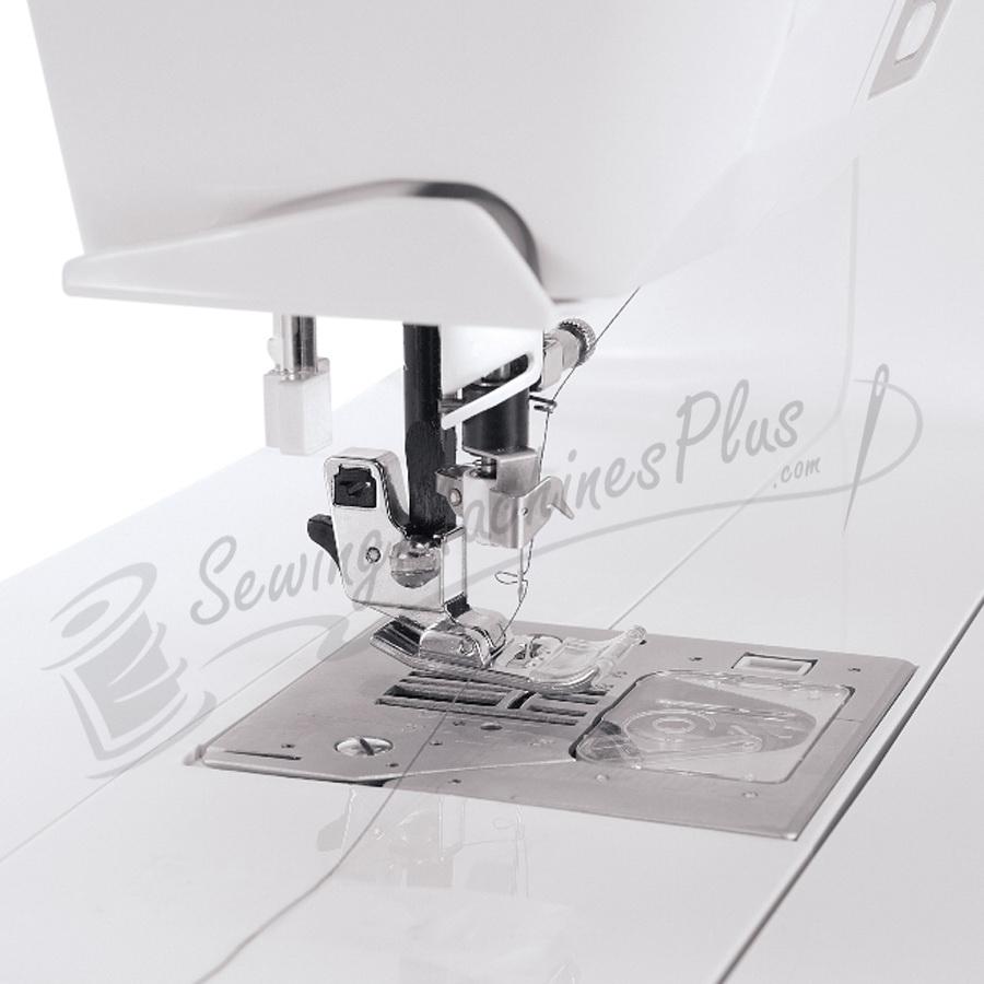 Singer Futura XL-550 w/ BONUS PACKAGE! Software, Stabilizer, Thread, 3900 FREE Embroidery Designs, & More!