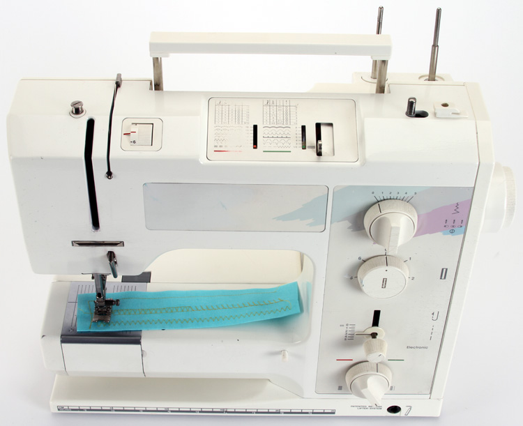 Bernina 1001 Electronic Sewing Machine w/accessories in excellent ...